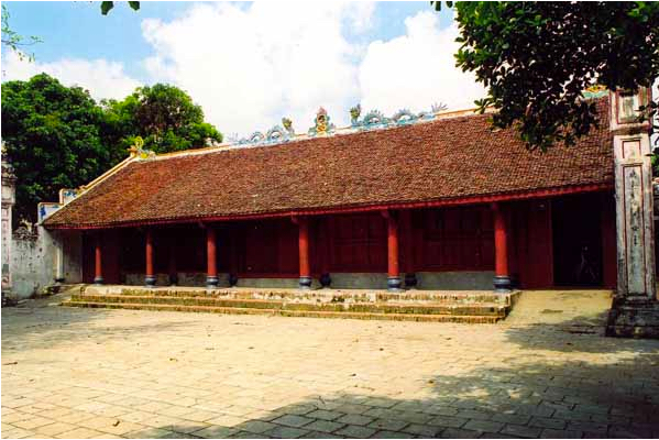 Mặt tiền đền Hai Bà Trưng cạnh chùa