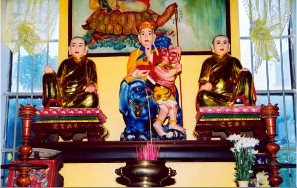 Bàn thờ Địa Tạng và La Hán