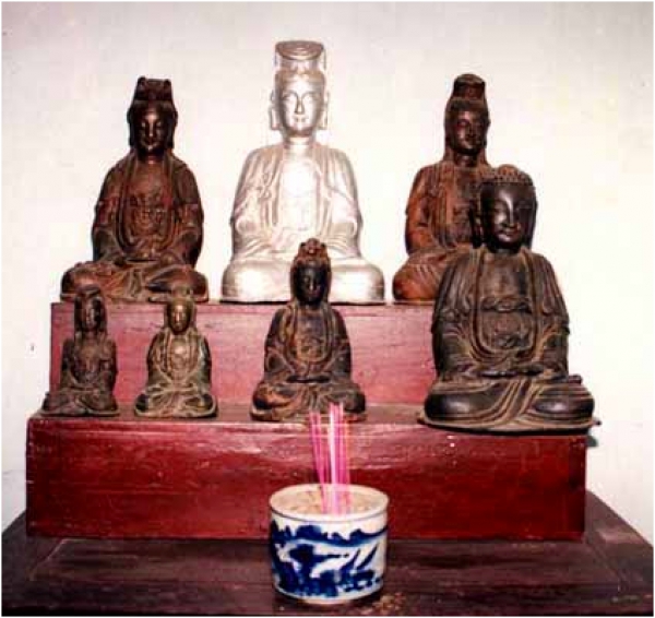 Bàn thờ chư Phật và Bồ tát