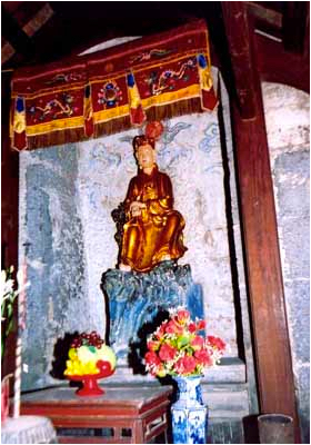 Tượng Bồ tát Quan Âm ở chùa thượng