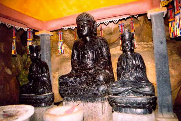 Tượng Phật trong động