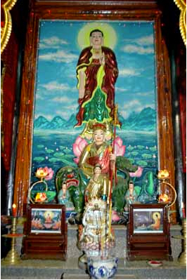Bàn thờ đức Phật A Di Đà và Bồ tát Địa Tạng