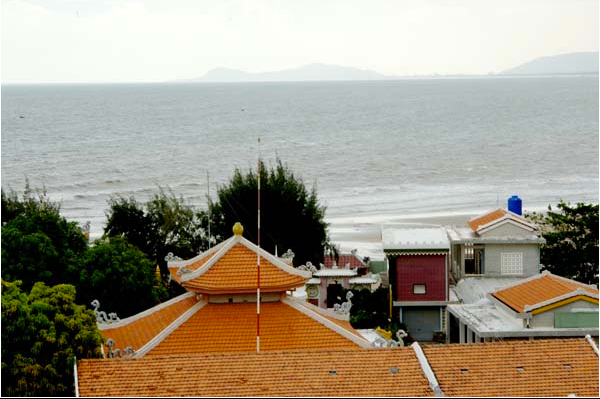 Cảnh biển Long Hải (trước chùa)