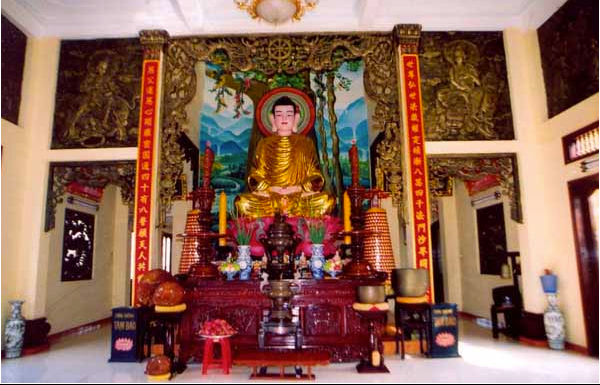 Điện Phật ở chánh điện