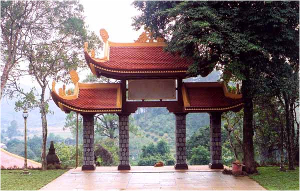 Thiền viện Trúc Lâm - tam qan mặt sau