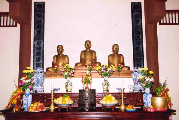 Thiền viện Trúc Lâm - bàn thờ Trúc Lâm Tam Tổ