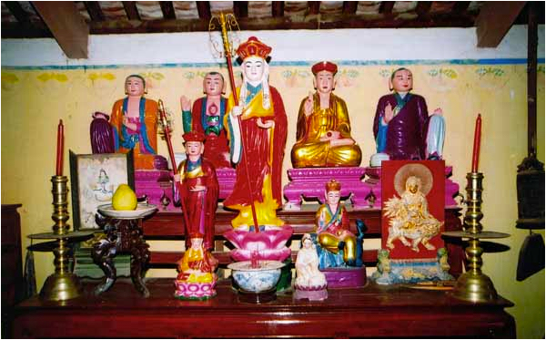 Bàn thờ Địa Tạng và La Hán