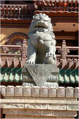 Tượng sư tử trang trí ở mặt tiền chùa