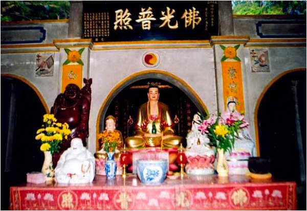 Bàn thờ Phật Dược Sư