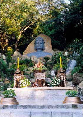 Bàn thờ tượng đức Phật Thích Ca