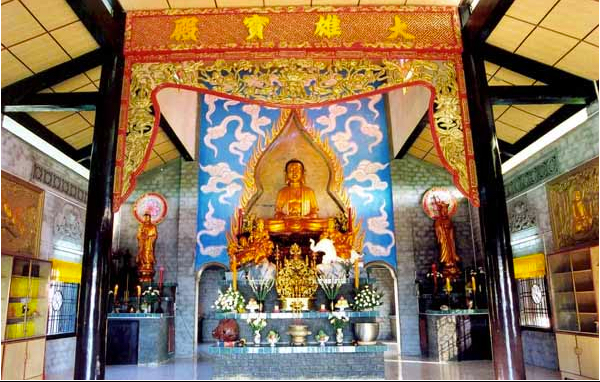 Điện Phật chùa Linh Sơn Bửu Thiền