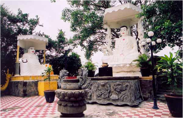 Vườn tượng Tam Thế Phật