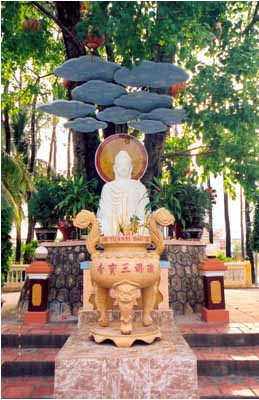 Tượng đài Phật Thích Ca ở sân trước chùa