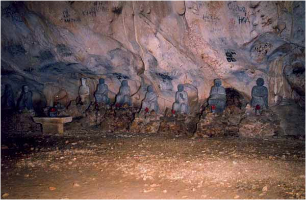 Tượng Phật trong hang động Long Châu
