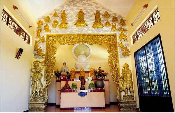 Điện Phật chùa Liên Trì
