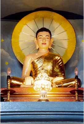 Tượng đức Phật Thích Ca ở chánh điện