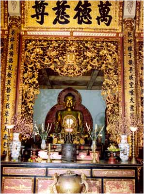 Tượng đức Phật Thích Ca ở chánh điện